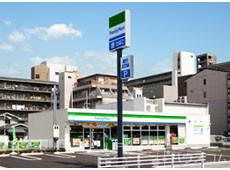 コンビニ　ファミリーマート木川西店（コンビニ）まで70m