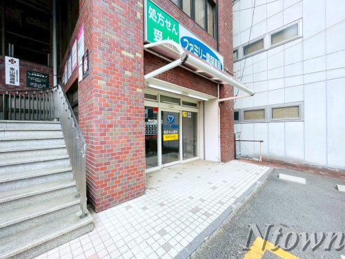 ドラックストア　ファミリー調剤薬局（ドラッグストア）まで357m