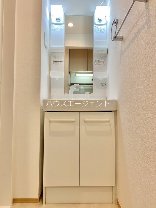 洗面設備　独立洗面台。便利なシャンプードレッサーになっています。