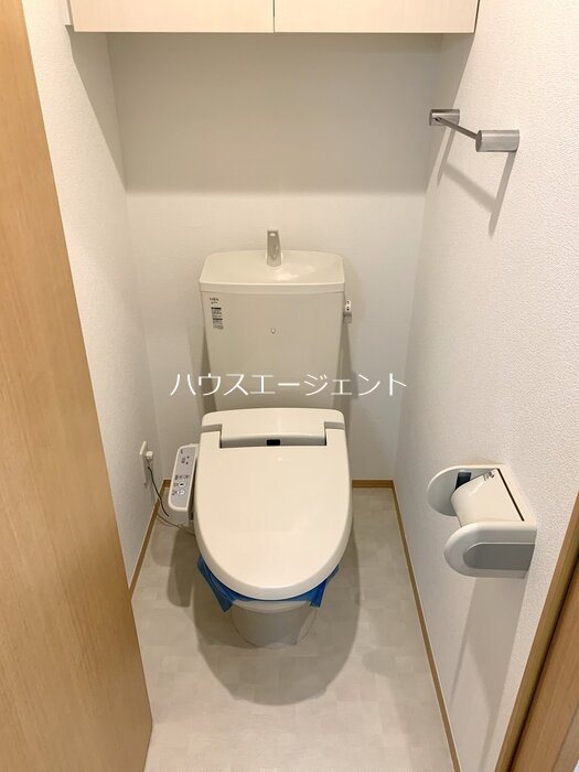トイレ　温水洗浄便座付きのトイレです。