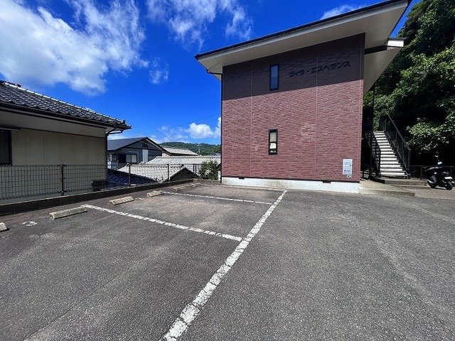 駐車場　駐車場があるので、車を買う予定の方も安心です