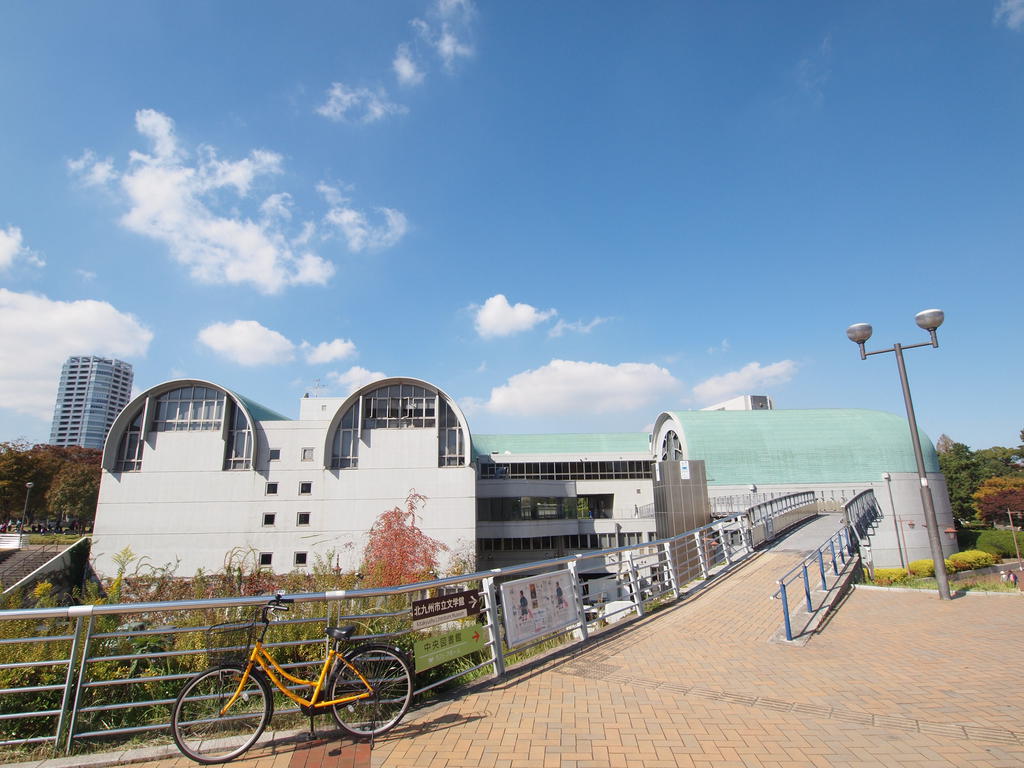 図書館　市立中央図書館（図書館）まで863m