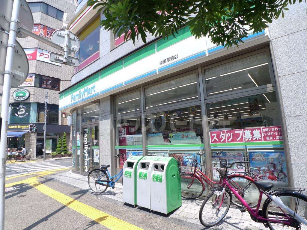コンビニ　ファミリーマート綾瀬駅前店（コンビニ）まで130m