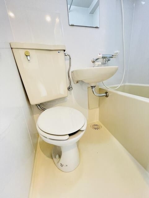 トイレ　白基調で清潔感のあるトイレです♪