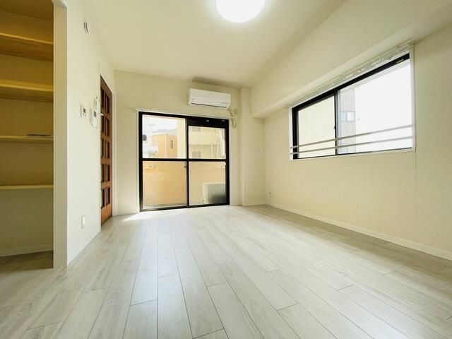 居室・リビング　２面採光なので、明るく風通しのよい過ごしやすいお部屋です♪