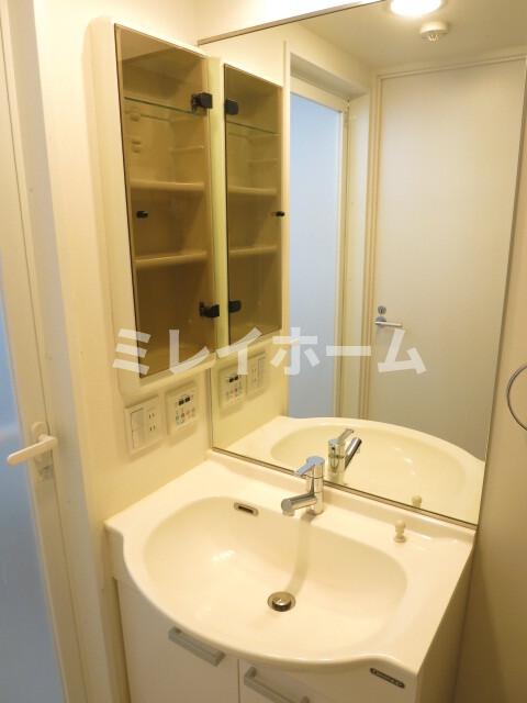洗面設備　同建物内、別のお部屋の参考写真になります。