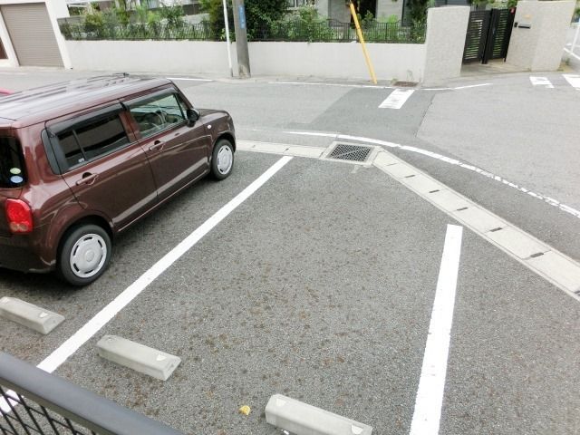 駐車場　敷地内の駐車場。