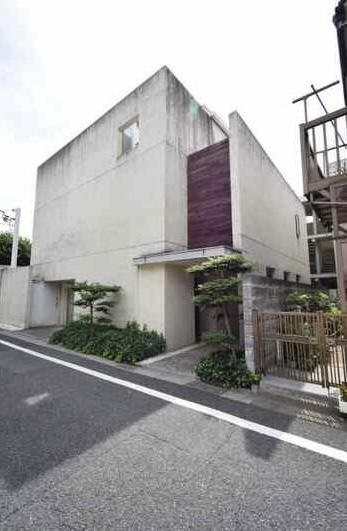 建物外観　鉄筋コンクリート造のがっちりとした建物。