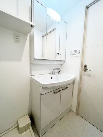 洗面設備　※写真は同じマンションの違う部屋のものになります。