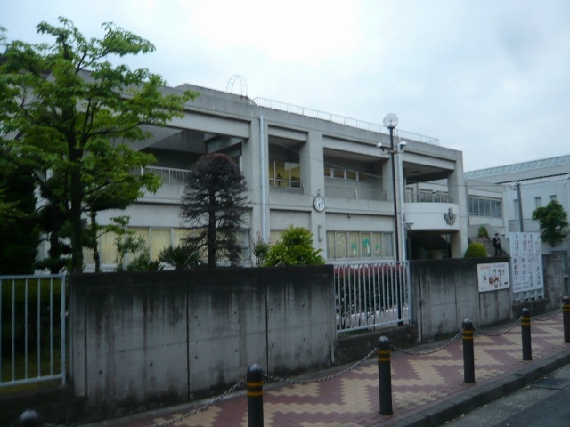中学校　川崎市立西高津中学校（中学校）まで828m