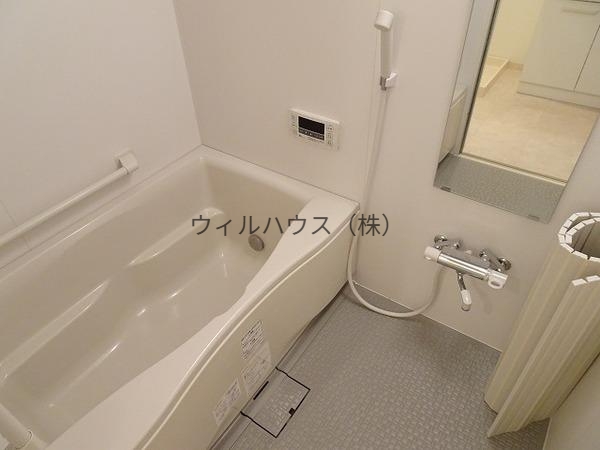 バス・シャワールーム　浴室乾燥機、追い焚き機能付きバス！