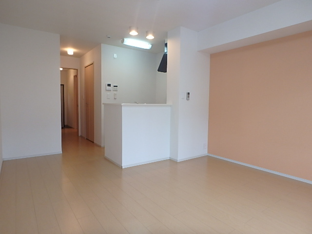 居室・リビング　アクセントクロスがオシャレなお部屋です。