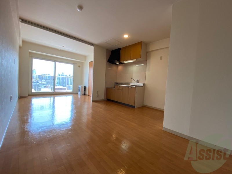 居室・リビング　木目のフローリングは落ち着きのある印象のお部屋になりますね。