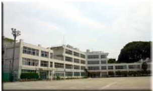 中学校　福生市立福生第三中学校（中学校）まで764m