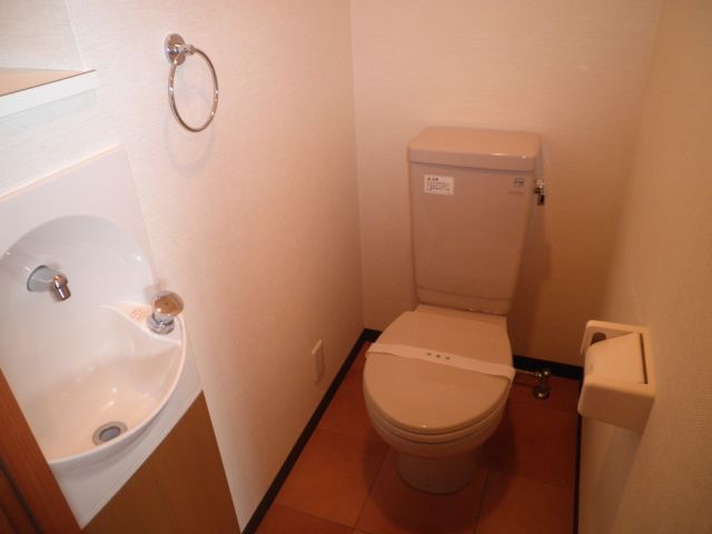 トイレ　手洗い場付きトイレです。