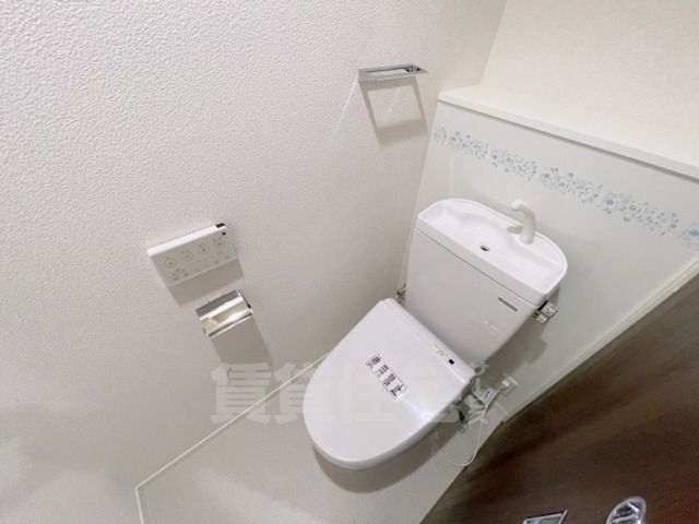 地下鉄御堂筋線 江坂駅 徒歩4分 14階建 築13年のトイレ写真
