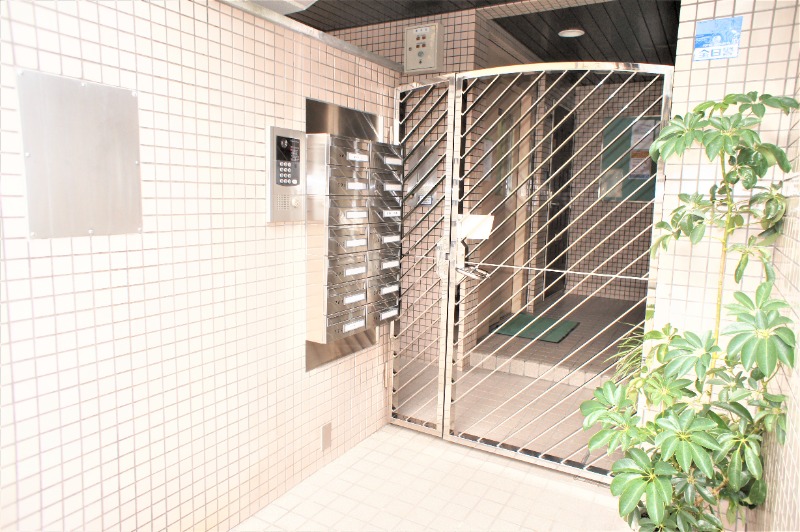 地下鉄西神・山手線 県庁前駅 徒歩9分 6階建 築40年の外観写真