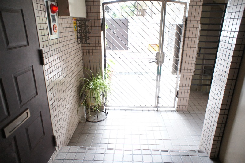 地下鉄西神・山手線 県庁前駅 徒歩9分 6階建 築40年の外観写真
