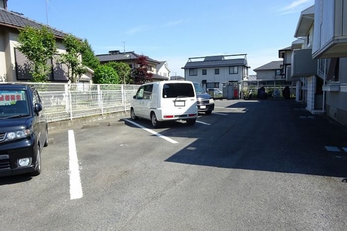 駐車場　駐車場に車を止められます