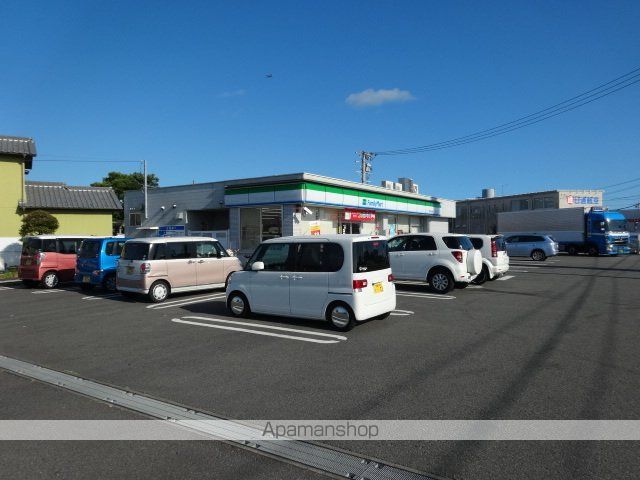 コンビニ　ファミリーマート（コンビニ）まで800m