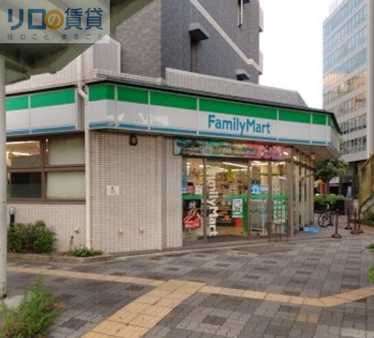 コンビニ　ファミリーマート 新大阪駅東口店（コンビニ）まで3m
