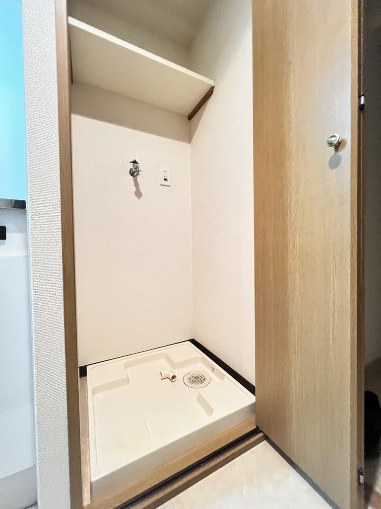 その他設備　キッチン横の洗濯機置き場には扉がついています