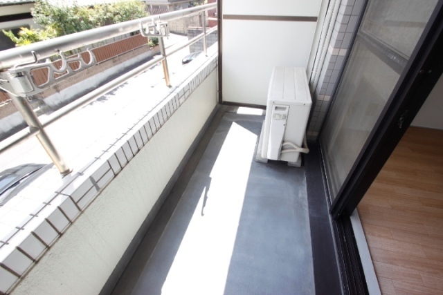 バルコニー　写真は違う号室の反転タイプです。
