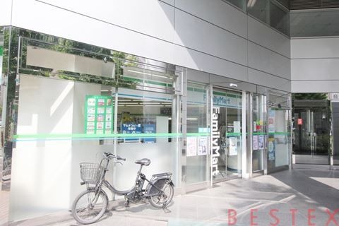 コンビニ　ファミリーマート護国寺駅前店（コンビニ）まで215m