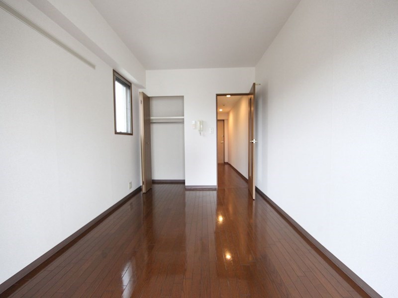 その他　洋室8帖　クローゼット付（収納充実してます）