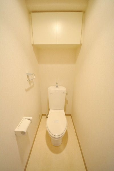 トイレ　★上部に棚付き★