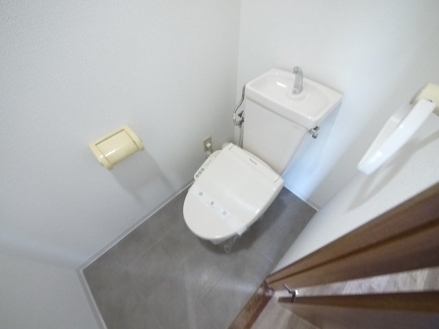 ＪＲ関西本線 平城山駅 徒歩2分 7階建 築31年のトイレ写真
