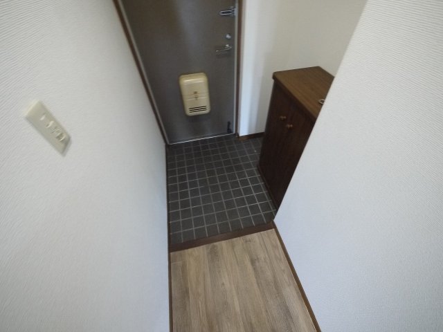 ＪＲ関西本線 平城山駅 徒歩2分 7階建 築31年の玄関写真