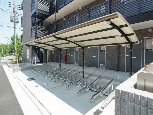 その他共有部分　♪屋根付き駐輪場はスタンド付きで収納しやすい♪