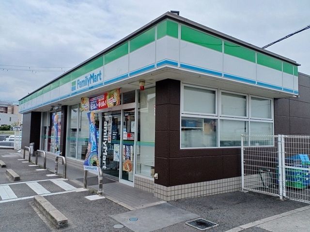 コンビニ　ファミリーマート様（コンビニ）まで350m