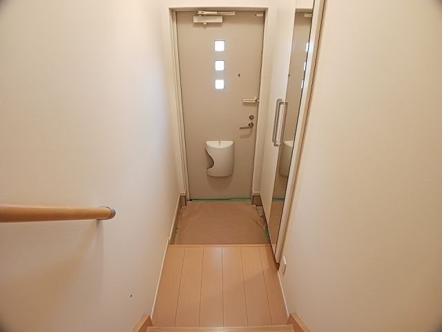 ＪＲ函館本線 旭川駅 バス乗車時間：16分 最寄りバス停で下車 徒歩3分 2階建 築15年の玄関写真