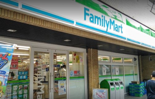 コンビニ　ファミリーマート 三田聖坂下店（コンビニ）まで455m