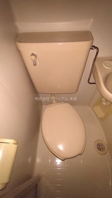 ＪＲ山手線 品川駅 徒歩15分 9階建 築30年のトイレ写真