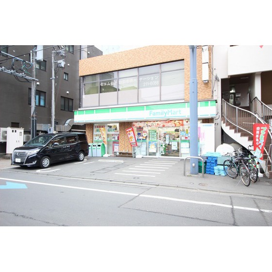 コンビニ　ファミリーマート上杉一丁目店（コンビニ）まで198m