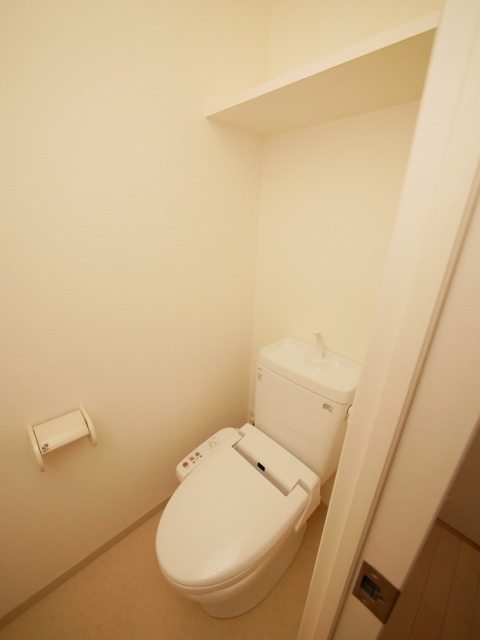 トイレ　落ち着いた色調のトイレです