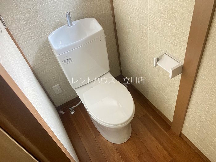 多摩都市モノレール 泉体育館駅 徒歩3分 1階建 築55年のトイレ写真