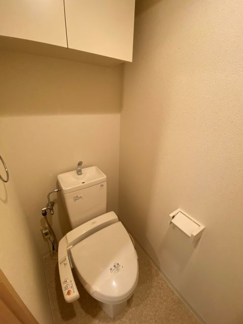 地下鉄御堂筋線 東三国駅 徒歩3分 8階建 築22年のトイレ写真