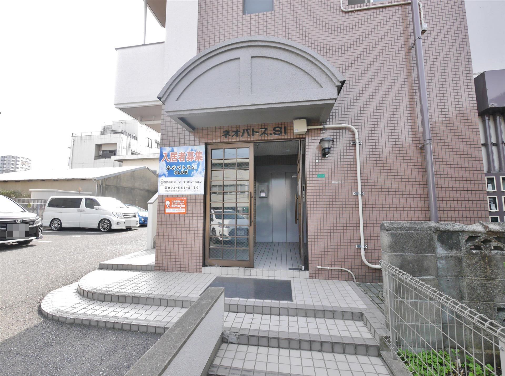 エントランス　徒歩5分圏内に銀行有り！