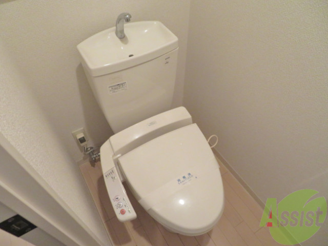 トイレ　各機能付きのトイレになります。便利にお使いいただけます。