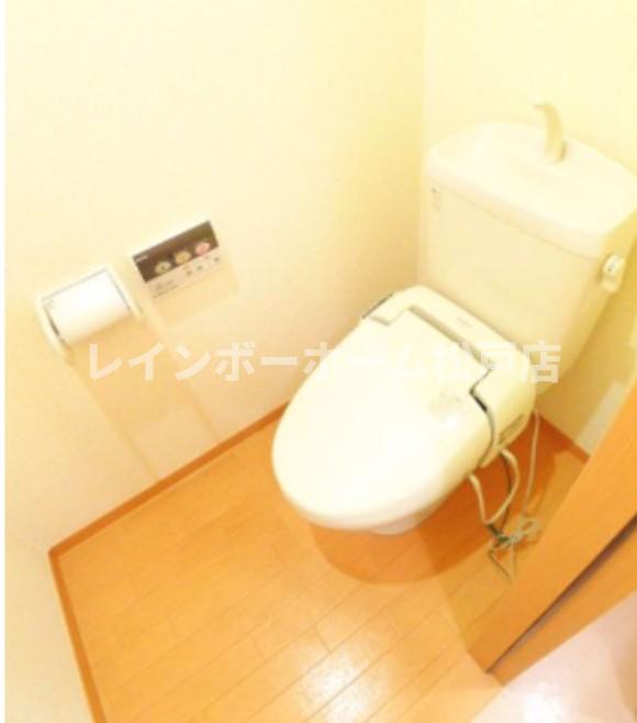 トイレ　落ち着いた色調のトイレです