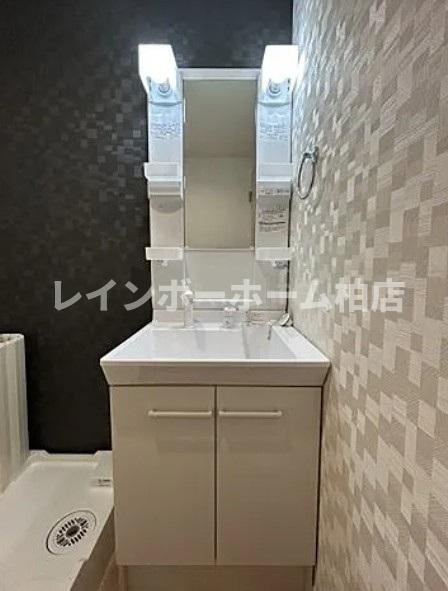 洗面設備　シャワー付き洗面化粧台です