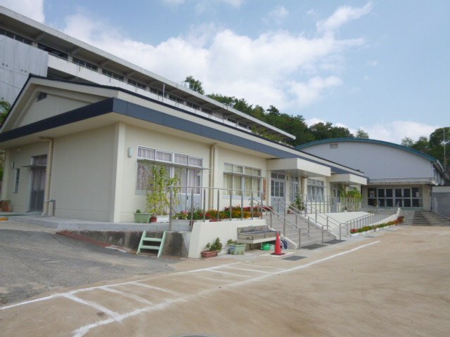 小学校　下津井西小学校（小学校）まで891m