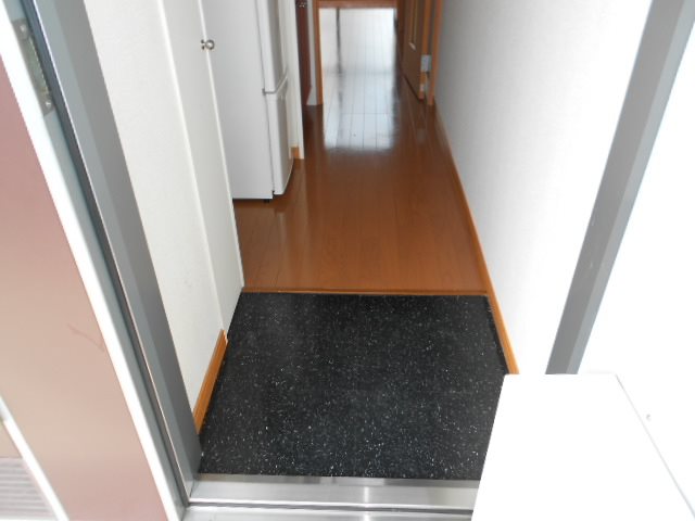玄関　※同間取り別部屋画像です。