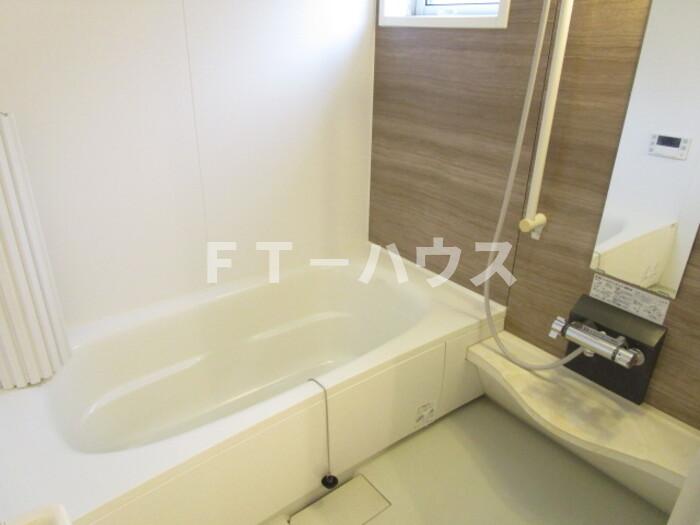 バス・シャワールーム　追い焚き給湯機能付き浴室（小窓付）