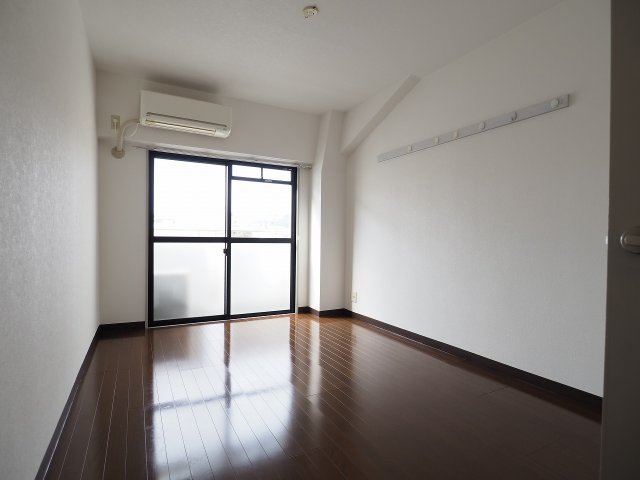 居室・リビング　明るいお部屋ですね。