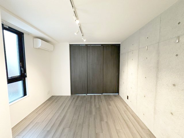 その他部屋・スペース　落ち着いた色調の寝室です